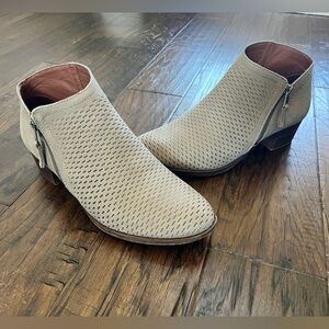 Lucky Brand Brielley Perforated Ankle Booties Suede Leather Beige Cream Tan 12